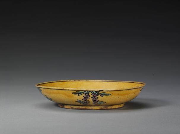 万历款黄地紫绿彩龙纹盘