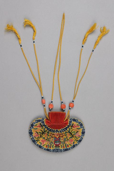 红色缎口满纳黄色地五谷丰登纹腰圆荷包