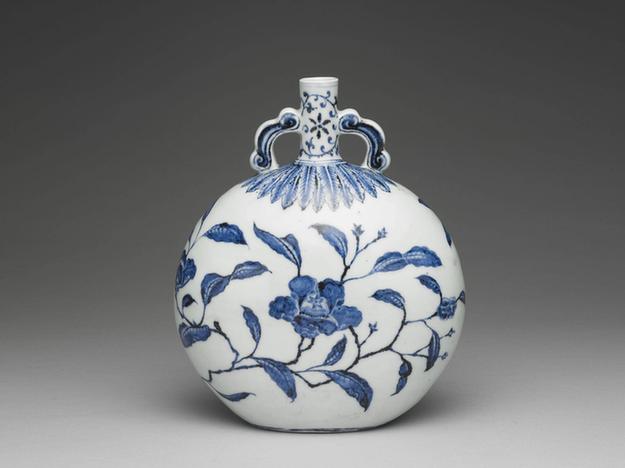 青花山茶花纹如意耳扁壶