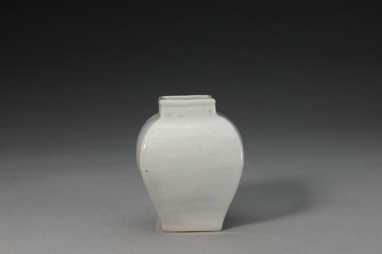 嘉靖款白釉暗划花纹方罐