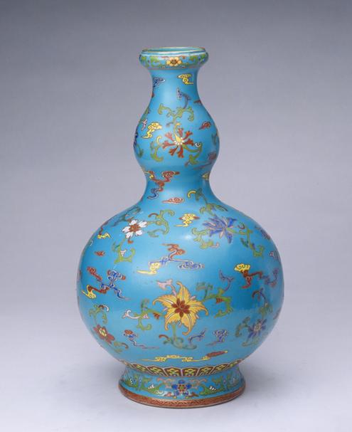 乾隆款绿地粉彩折枝花卉纹葫芦瓶