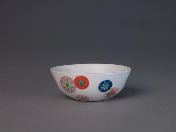 粉彩皮球花纹碗