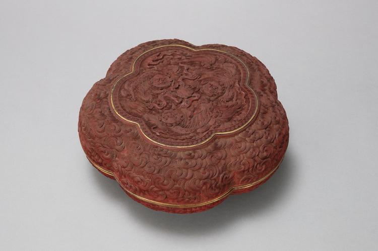 剔红三狮戏球图梅花式盒