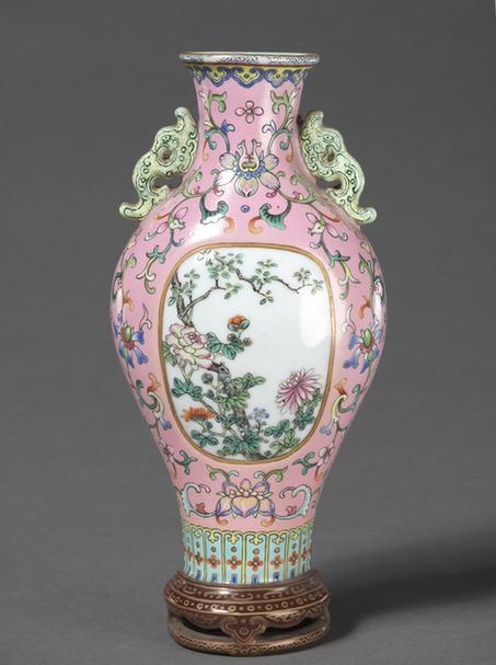 乾隆款粉地粉彩开光花卉纹壁瓶