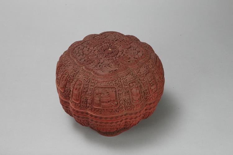 剔红福寿纹开光博古纹瓜棱式捧盒