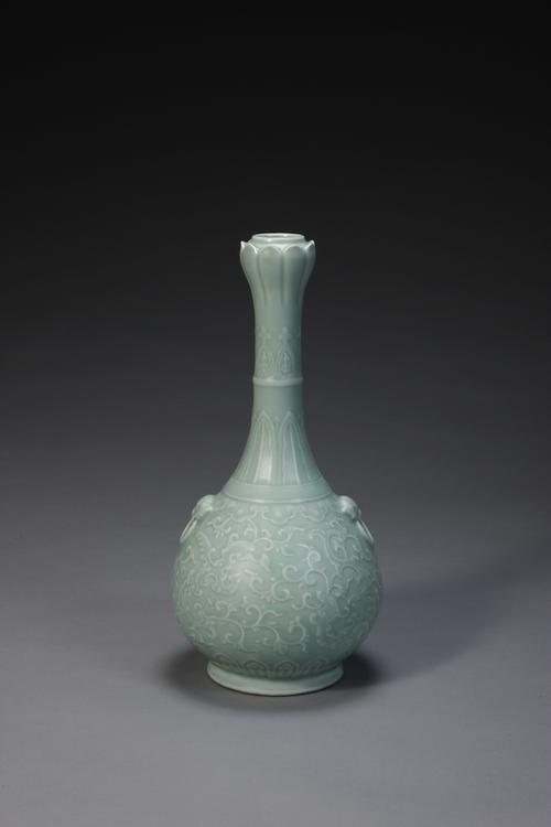 雍正款粉青釉刻花夔凤纹瓶