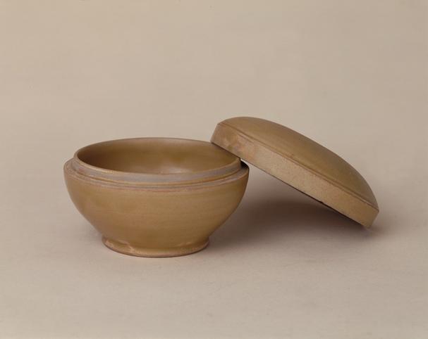 越窑青釉刻莲花纹盖盒