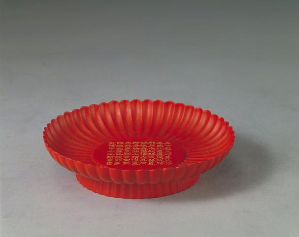 脱胎朱漆菊瓣式盘