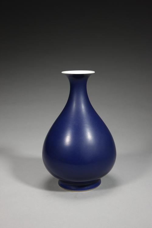 雍正款祭蓝釉梅瓶