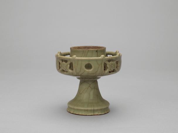 龙泉窑青釉镂空灯