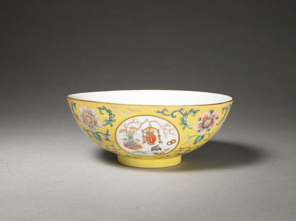 咸丰款黄地轧道粉彩开光博古图碗