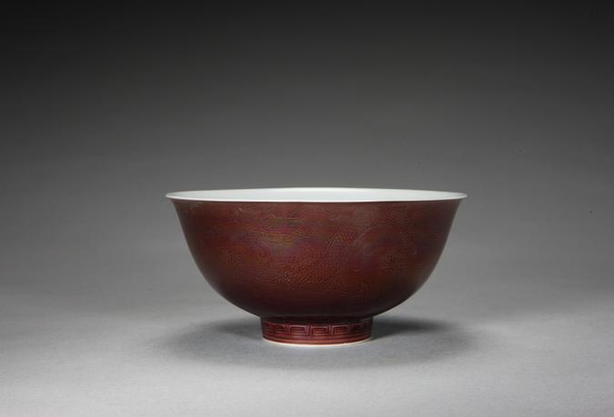 雍正款茄皮紫釉暗划云龙纹碗