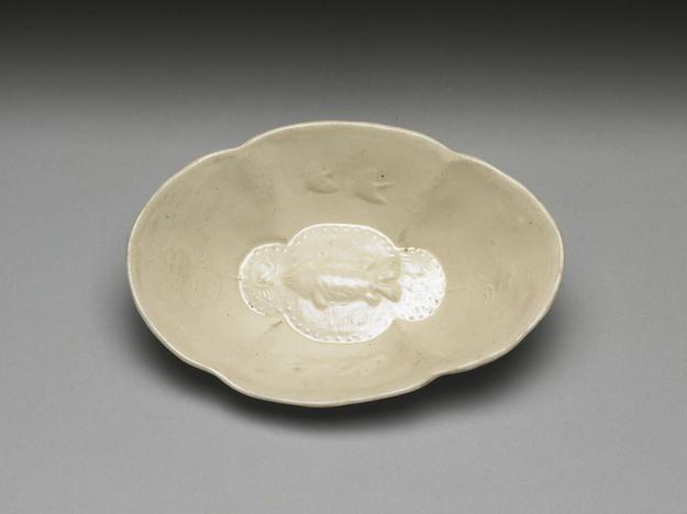 白瓷印花鱼纹杯