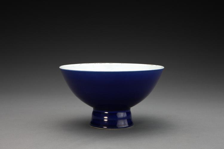 雍正款祭蓝釉高足碗