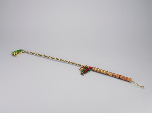 木黄漆云蝠纹柄马鞭