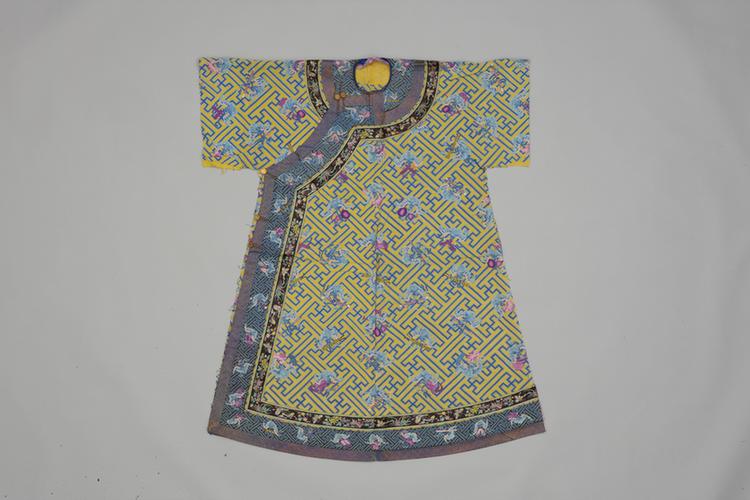 黄色缂丝三蓝万字地彩蝠衔暗八仙纹衬衣拆片