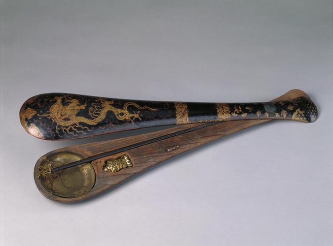 万历款黑漆描金云龙纹戥盒