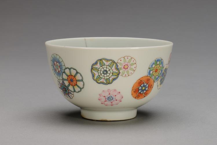 雍正款粉彩皮球花纹碗