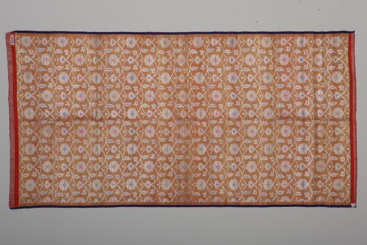 朱红色地四合菊花纹回回织金银锦