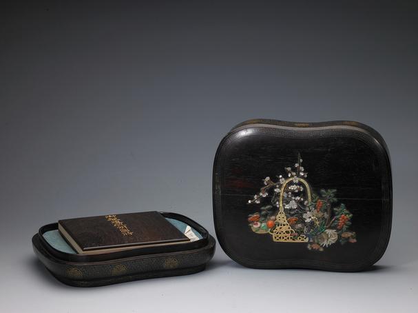 紫檀百宝嵌花篮图腰圆盒