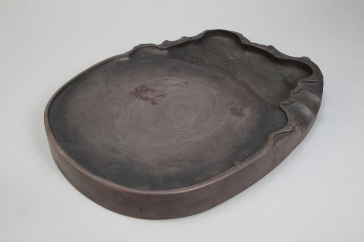 端石荷叶边椭圆砚