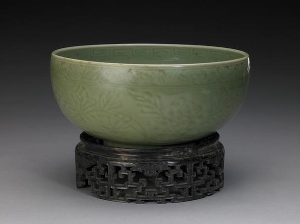 龙泉窑青釉刻划花卉纹碗