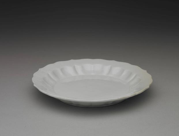 官窑 甜白划花花卉菱花式盘