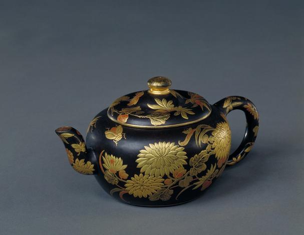 乾隆款紫砂胎黑漆描金花卉纹执壶