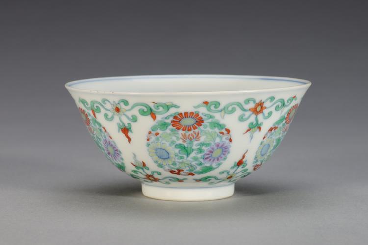 雍正款斗彩团花纹碗