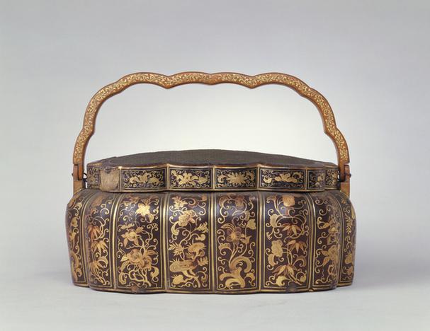 黑漆描金缠枝莲纹菊瓣式手炉