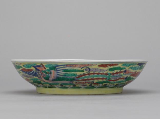 康熙款黄地五彩龙凤纹盘