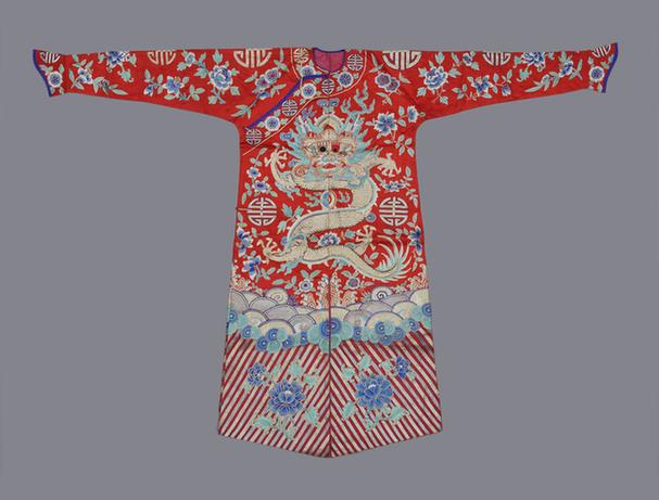 红色缎平金绣龙寿字纹箭衣