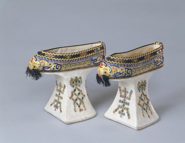 黄色缎堆绫花盆底女夹鞋