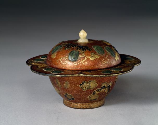 描金漆瓜瓞纹嵌玉梅花式盖盒