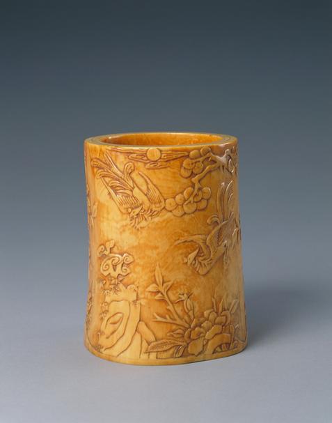 象牙雕凤凰牡丹纹笔筒