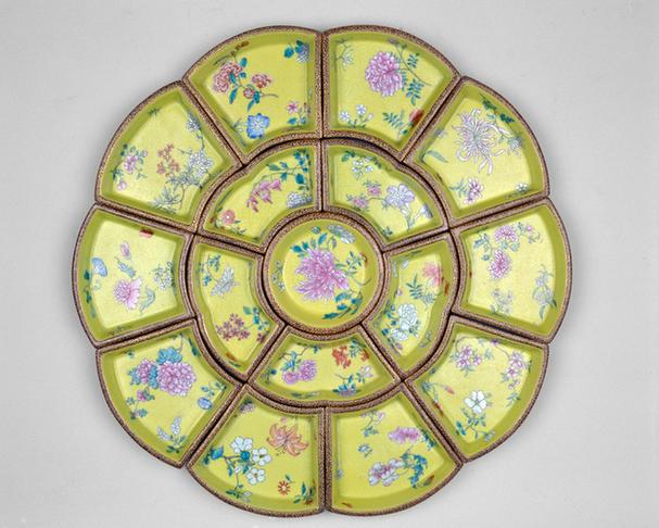 乾隆款淡黄地粉彩轧道花卉纹攒盘