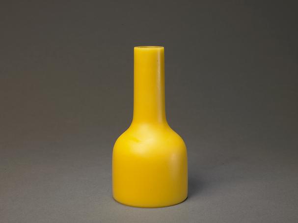 乾隆款娇黄色玻璃光素直口瓶