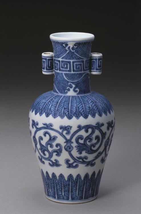 嘉庆款青花石榴纹贯耳瓶