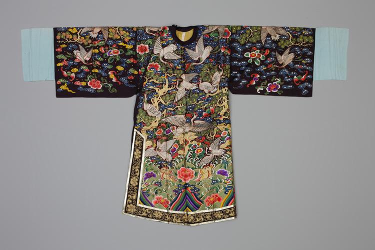 青色缎绣彩云蝠折枝花金山石鹤纹男蟒