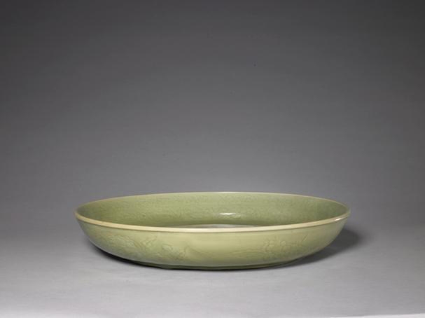 龙泉窑青釉刻花葡萄纹大盘