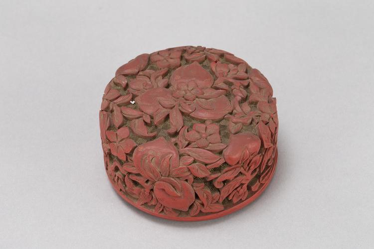 剔红花果纹扁圆盒