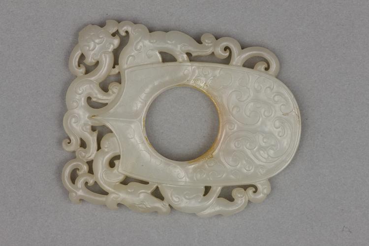 白玉透雕蟠螭纹鸡心佩