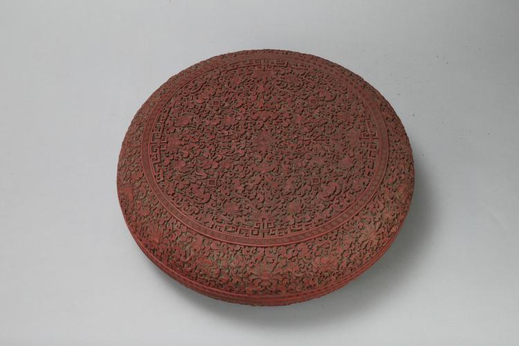 剔彩万福缠枝莲纹圆盒