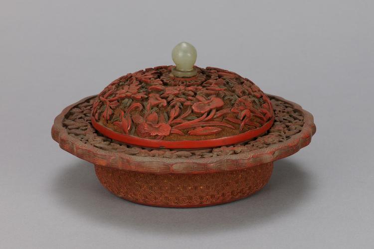 剔红花果暗八仙纹葵瓣式盒