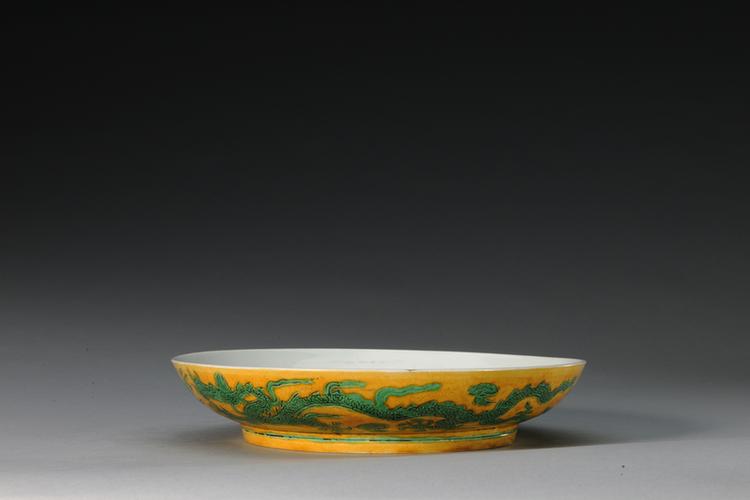 正德款白里暗龙外黄地绿彩云龙纹盘