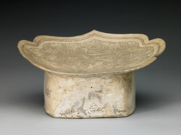 白釉刻花填彩长命枕