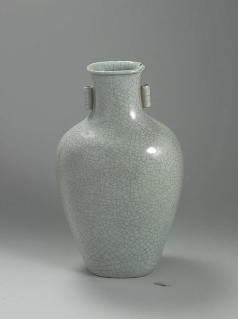 仿哥釉贯耳扁瓶