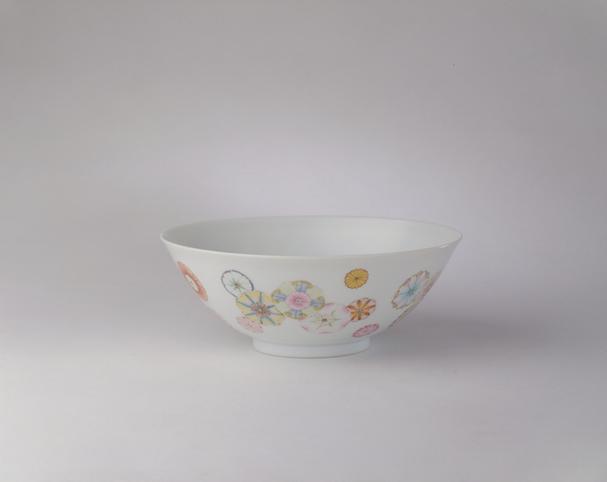 雍正款粉彩皮球花纹碗