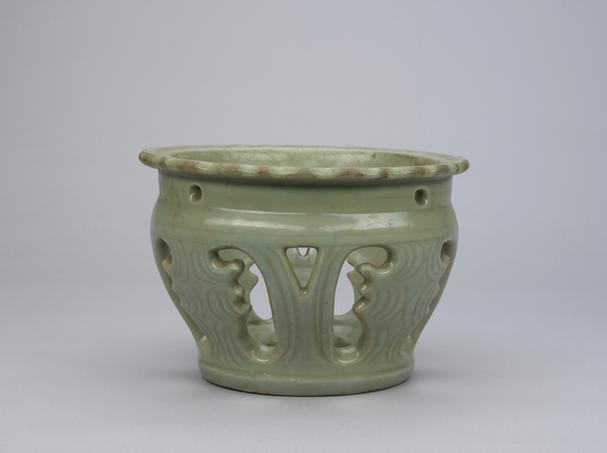 龙泉窑青釉镂空器座