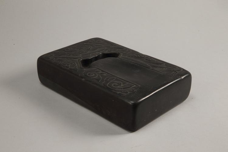 御铭端石雕山水云龙纹砚